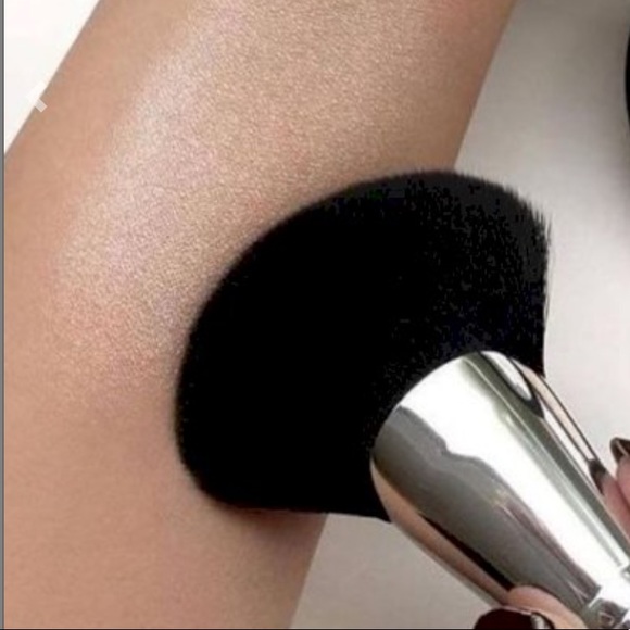 MAC Medium Face Fan Brush 143SES - Picture 11 of 11